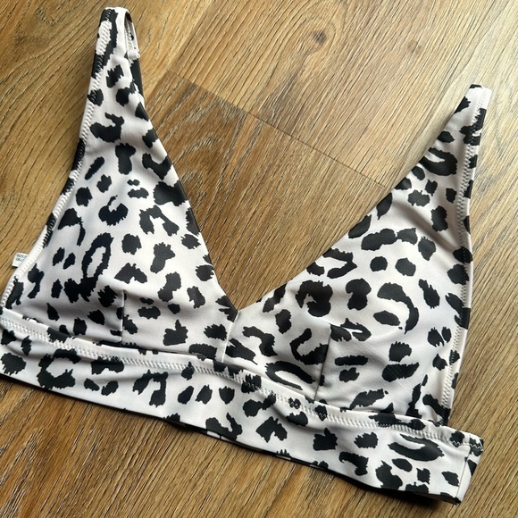 Aerie Black and off-white leopard print bikini top. Size small - Picture 2 of 6